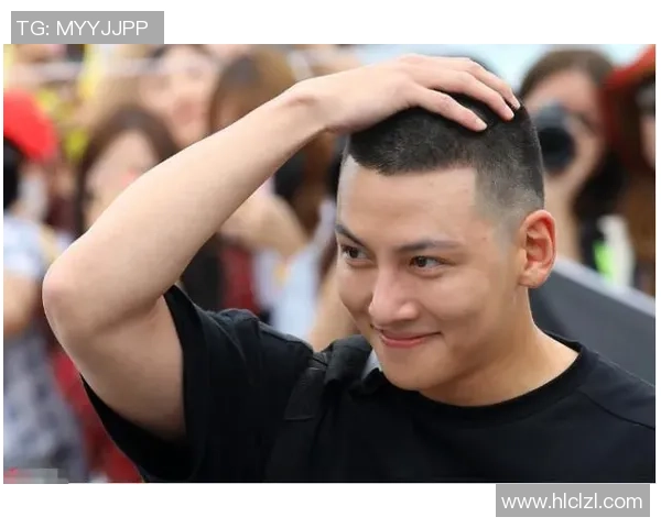 寸头男足球星球场英姿展现力量与速度并存的硬朗魅力 寸头男足球星球场英姿展现力量与速度并存的硬朗魅力