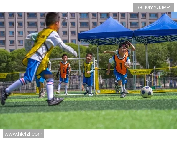 球星在绿茵场上展现快速过人技巧带来令人热血沸腾的足球瞬间